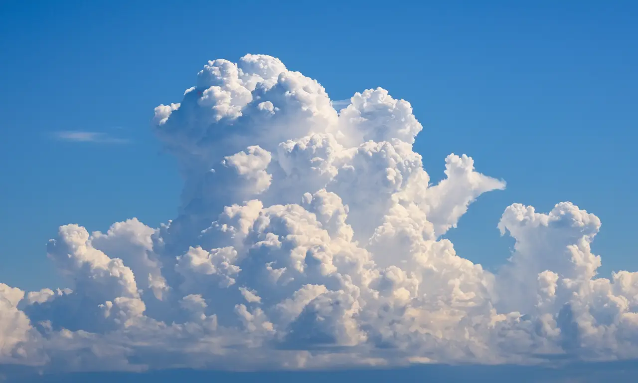 Nubes altocumulus blancas en cielo azul