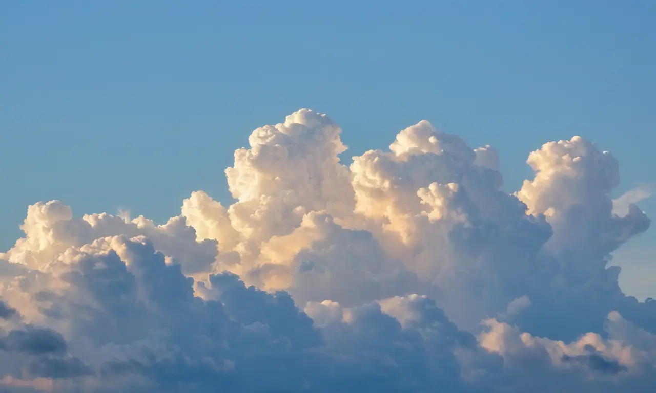 Nubes altocumulus crean un paisaje sereno y dinámico