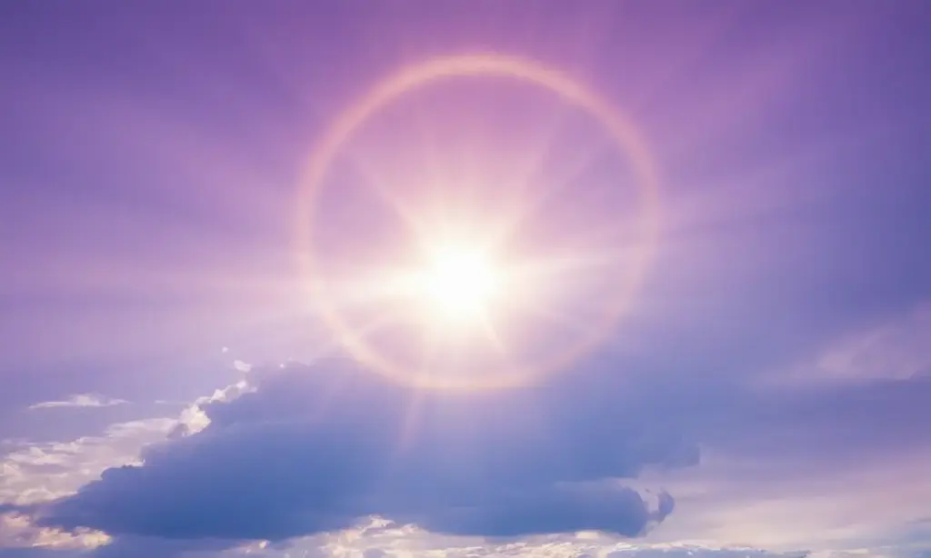 Cielo oscuro con sol radiante y colores