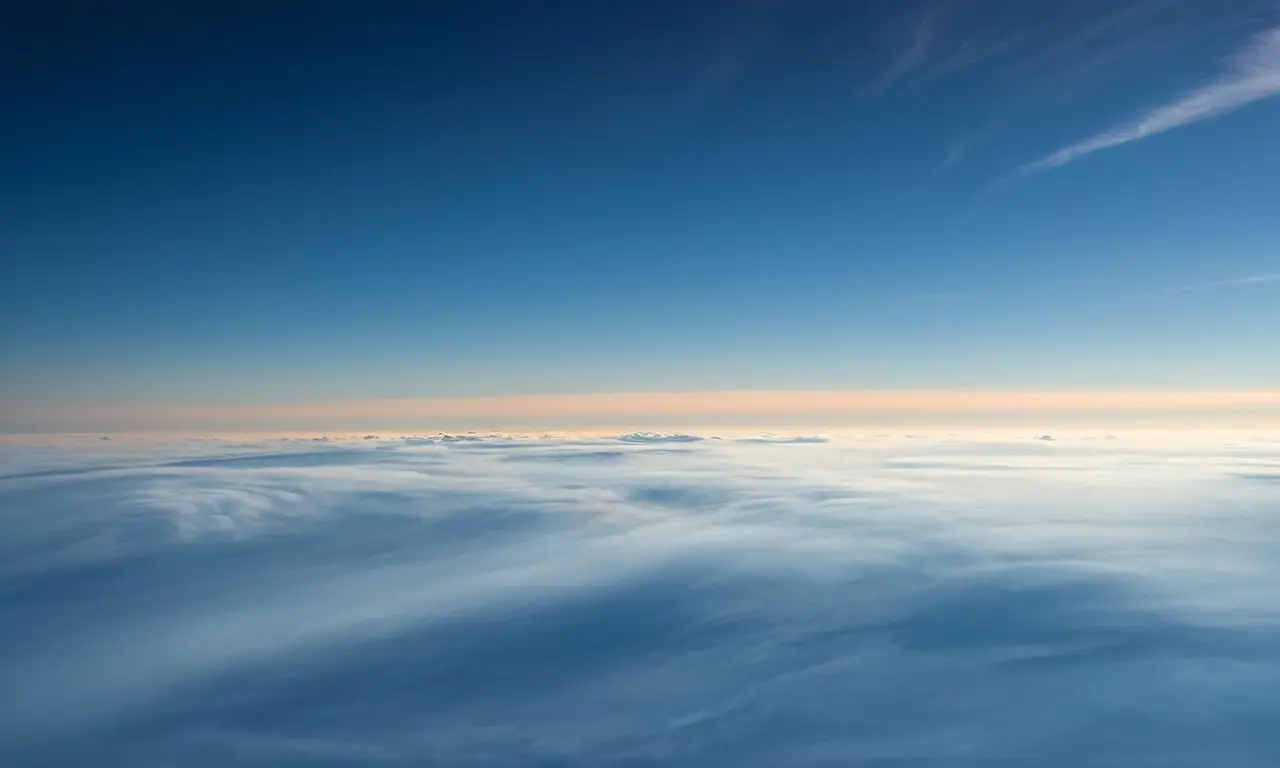 Cielo azul con nubes y contrastes sutiles