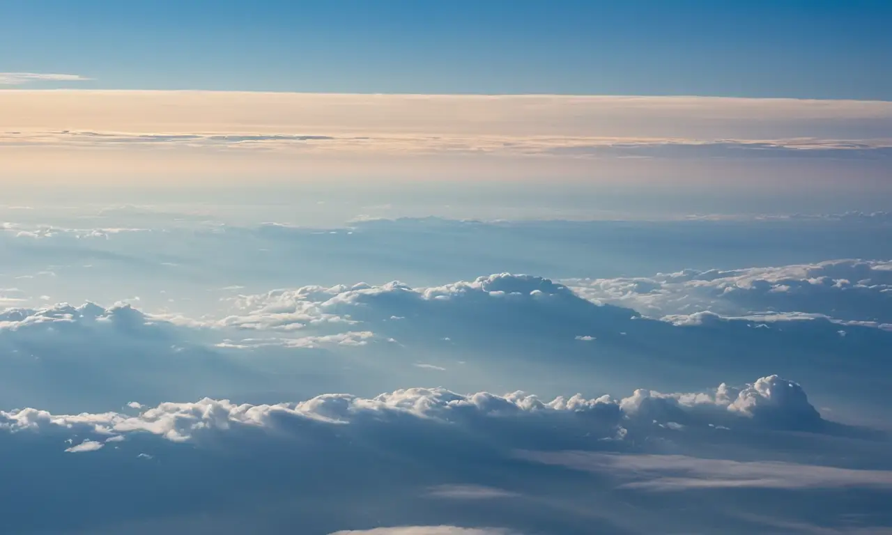 Cielo azul con nubes y luz suave