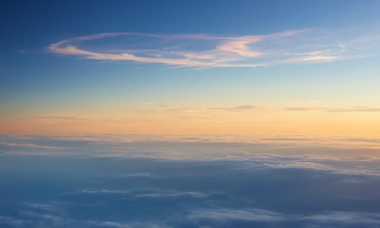 Amplio cielo azul con nubes y luz
