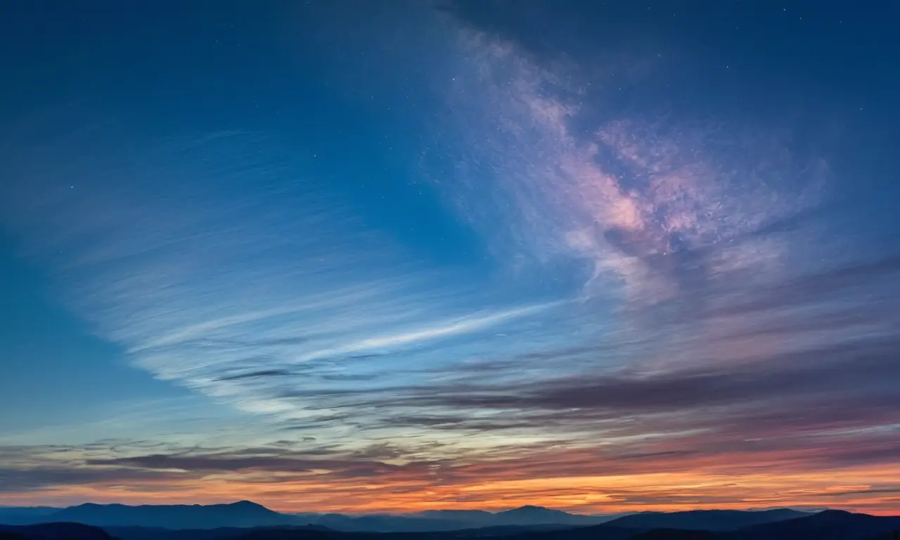 Nubes noctilucentes brillan en un cielo etéreo
