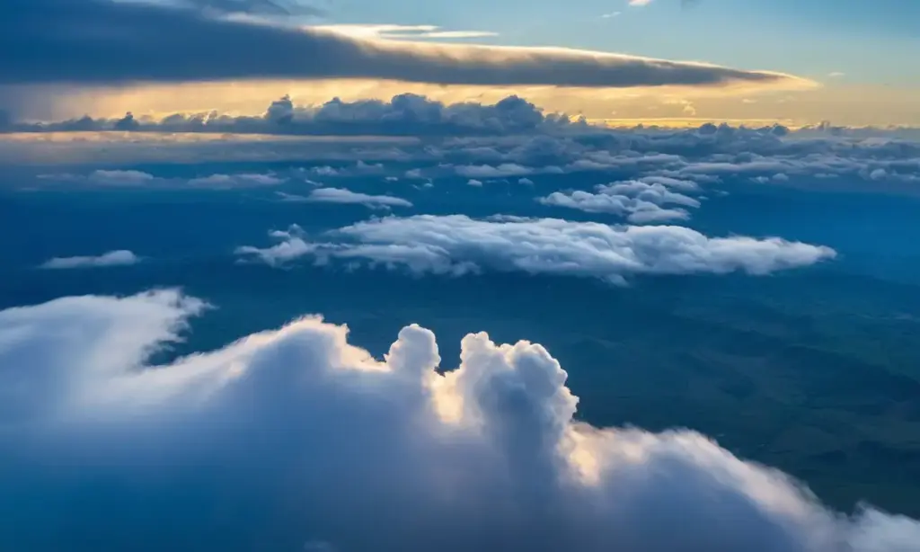 Tormenta intensa con calma en el centro