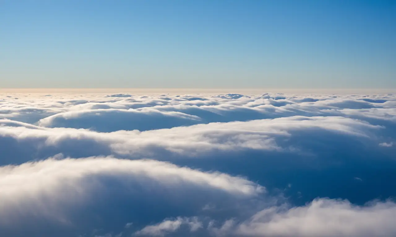 Nubes cirrocúmulus en un cielo azul