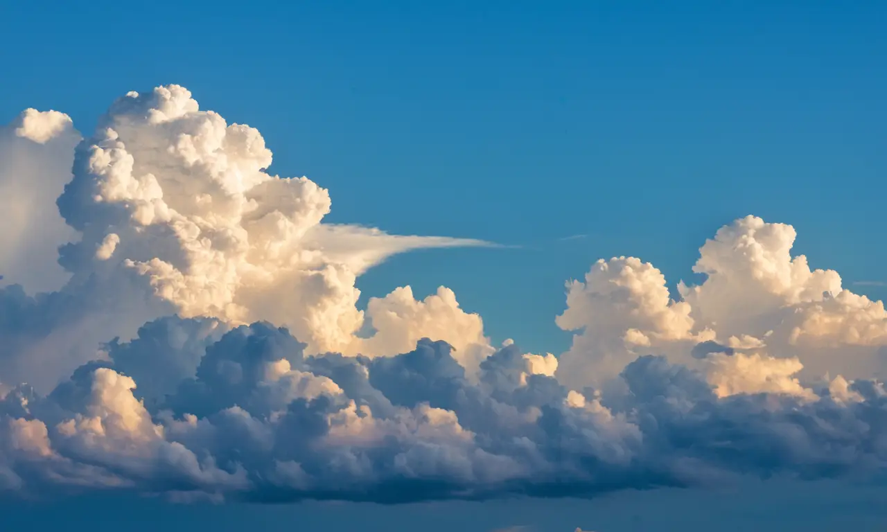 Cielo azul con nubes suaves y tranquilas