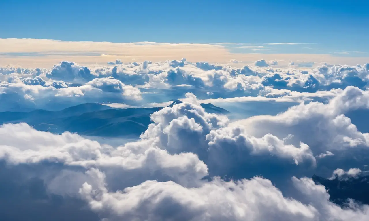 Nubes blancas en un cielo azul sereno