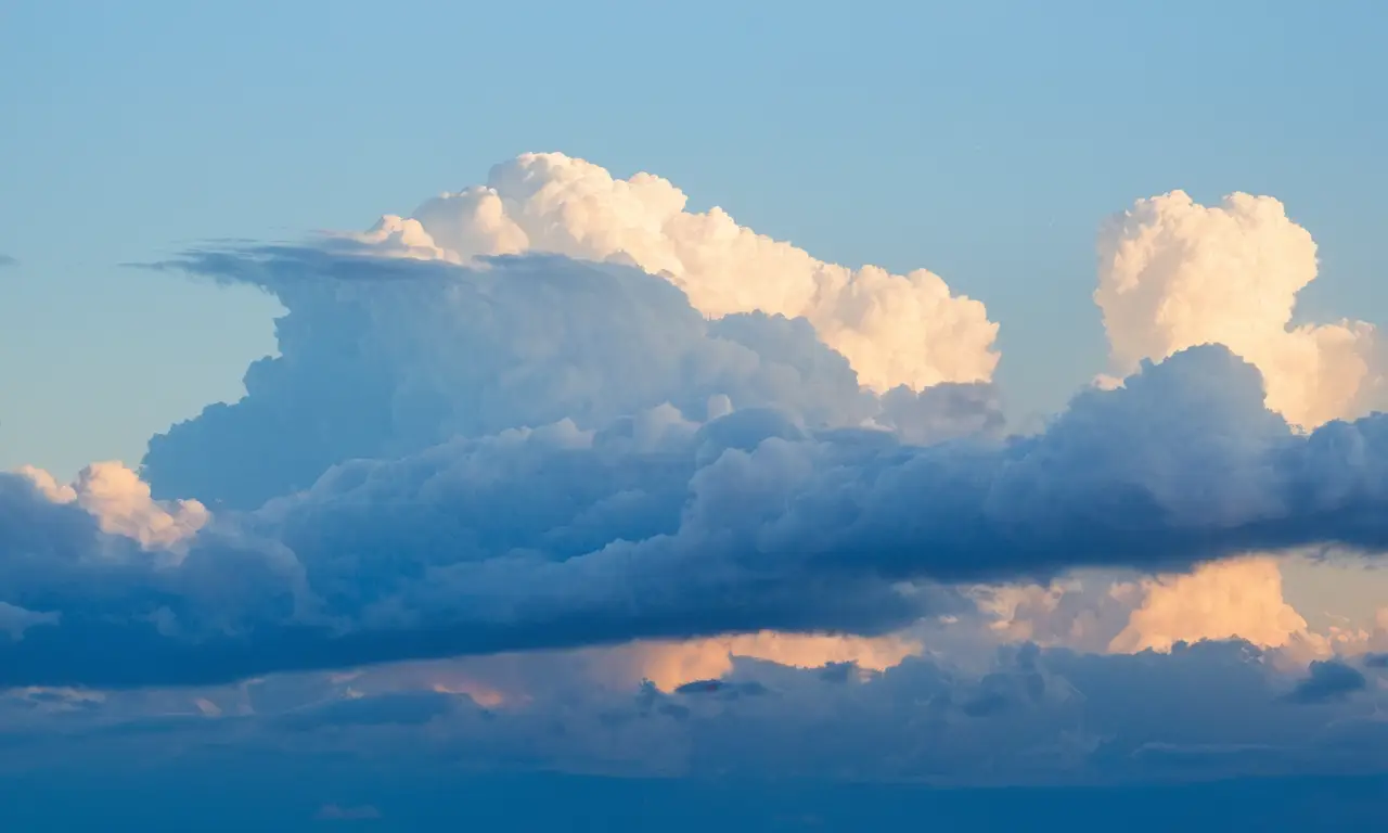 Cielo expansivo lleno de nubes etéreas