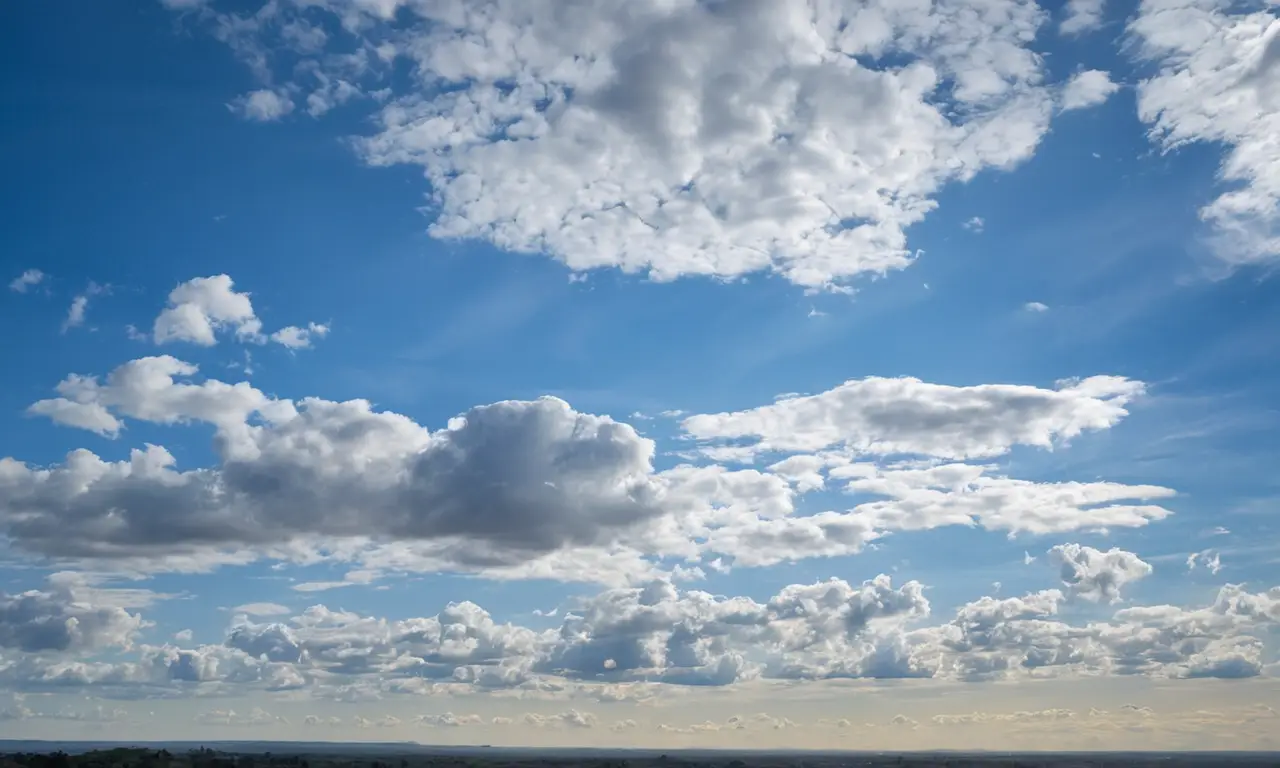 Cielo azul sereno con nubes delicadas