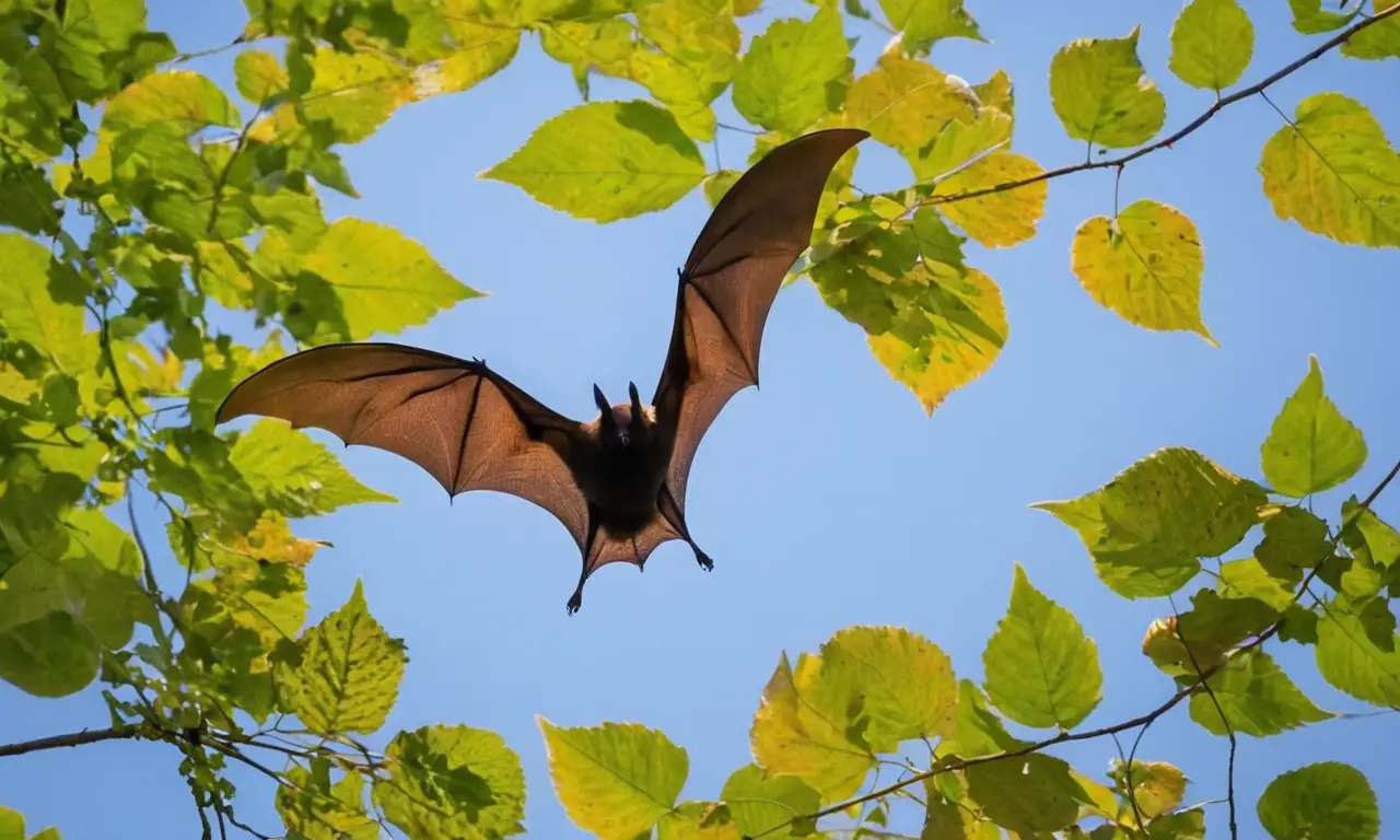 Un murciélago vuela en un exuberante bosque