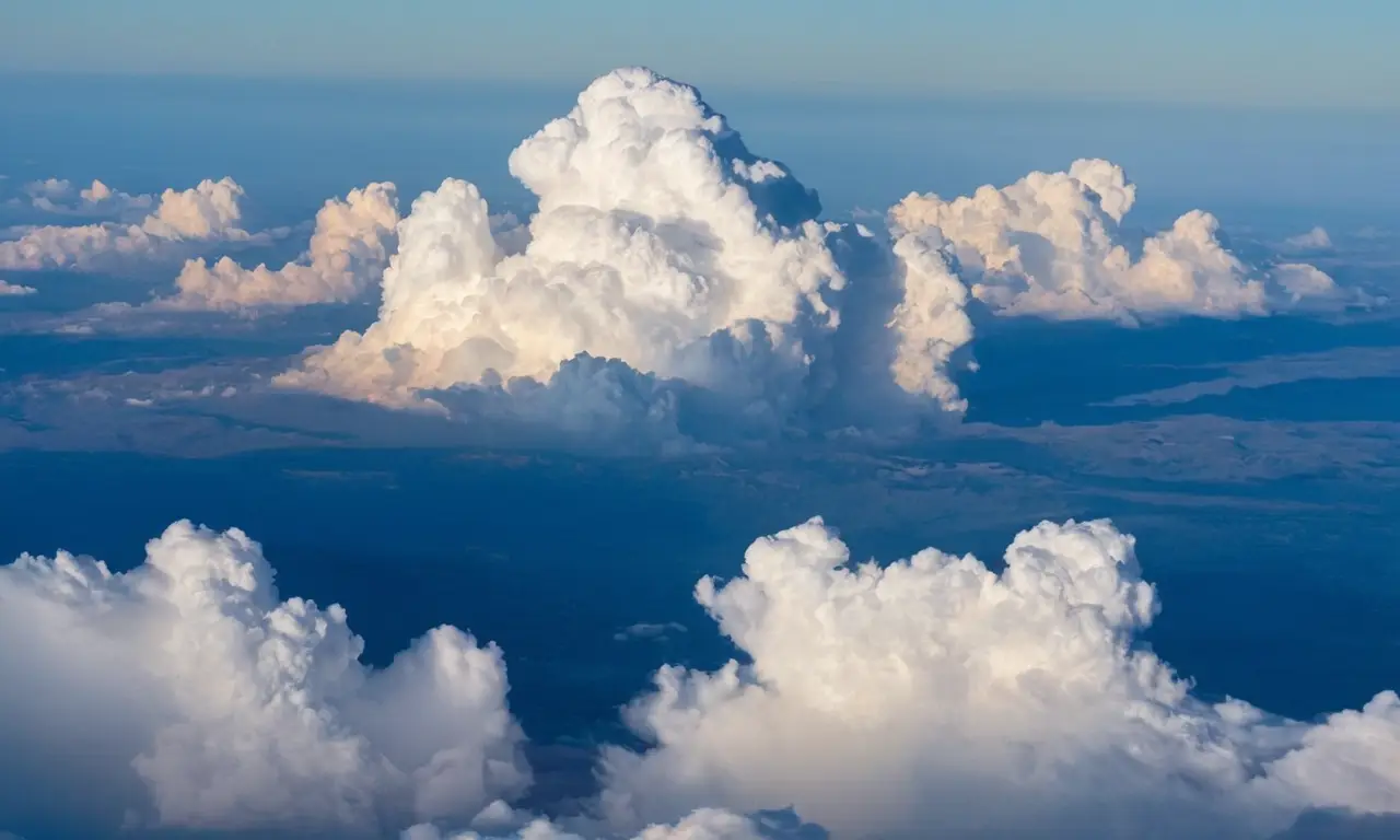 Nubes dramáticas bajo un vasto cielo