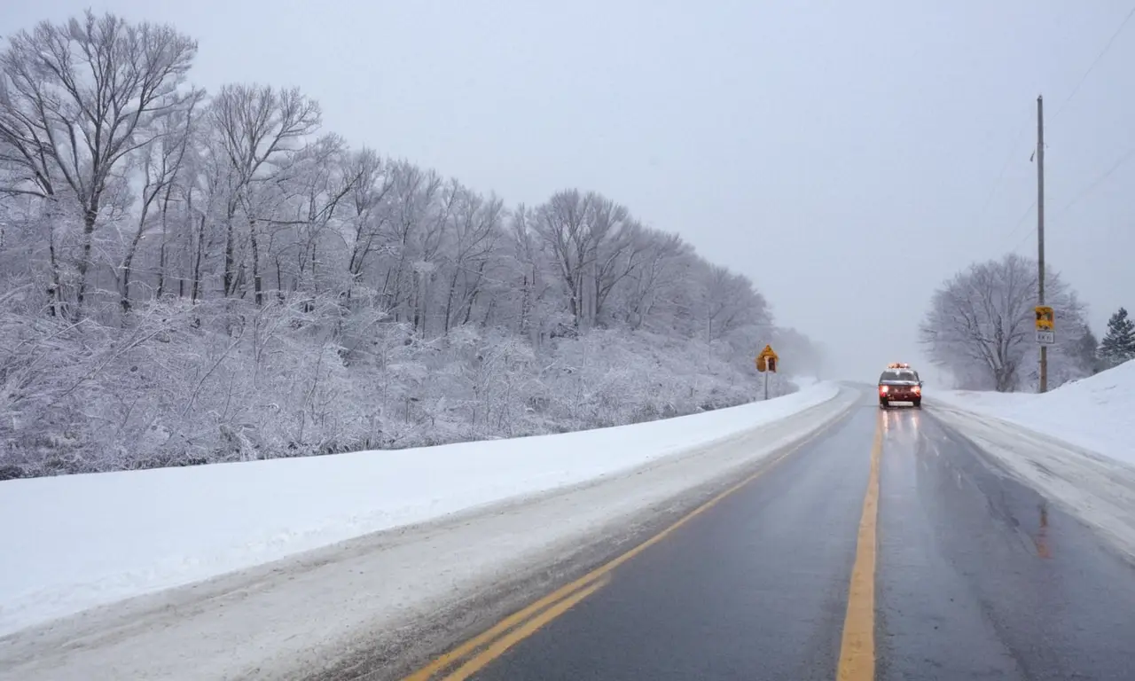Autopista nevada con tormenta aislante